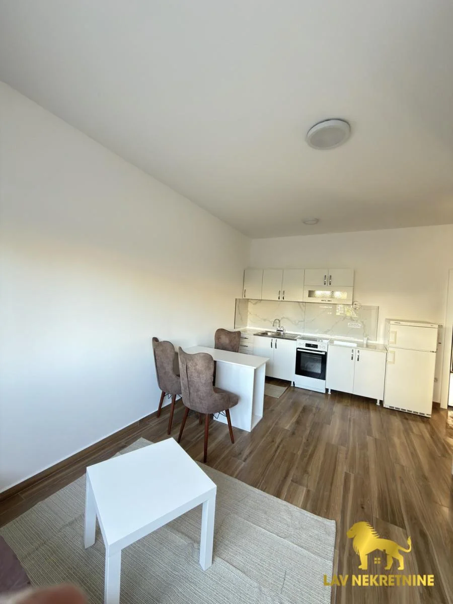 Parking mesto obezbedjeno. Veoma niski troskovi. Pet friendly.Kontakt:&nbsp;062 7445 42 (iskljucivo putem poruke poslati