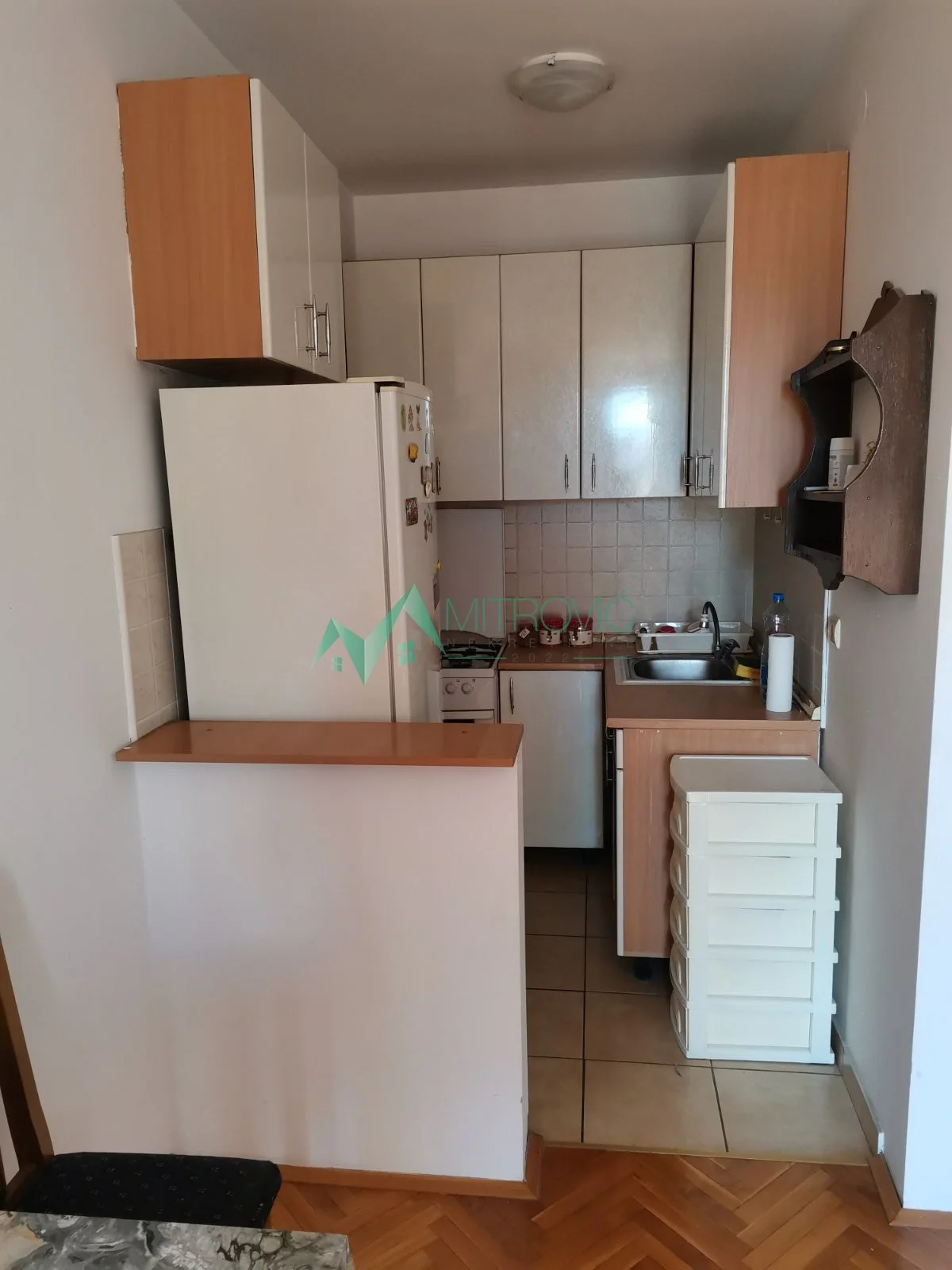 Izdaje se jednoiposoban, potpuno namešten stan – blizina Sajma 