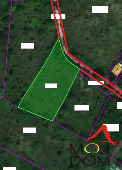 Prodaje se parcela površine 1.966 m² na Karagači u Petrovaradinu, na mirnoj i izdvojenoj lokaciji koja je udaljena oko deset minuta vožnje od centra Novog Sada i Limana. Plac se nalazi na uzvišenju i ima otvoren panoramski pogled prema Petrovara