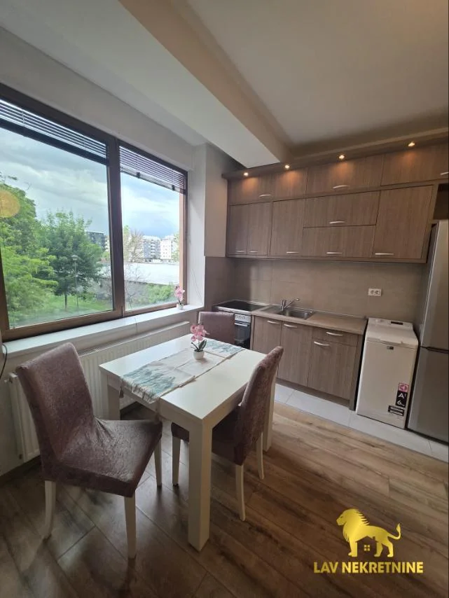 RENOVIRANA, OPREMLJENA GARSONJERAStan ima 24 m2, u renoviranom je stanju, namešten je po meri, stilizovano i kvalitetno