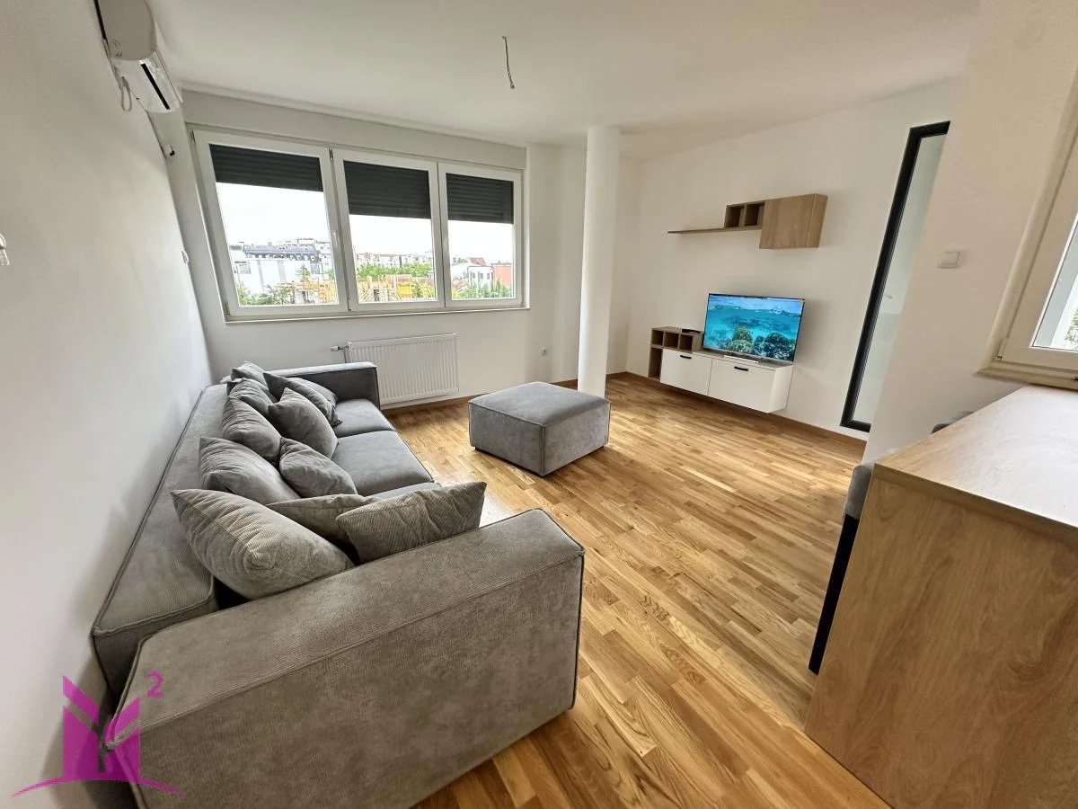* Novi Sad - Bulevar Evrope * SA PARKING MESTOM - pet friendly