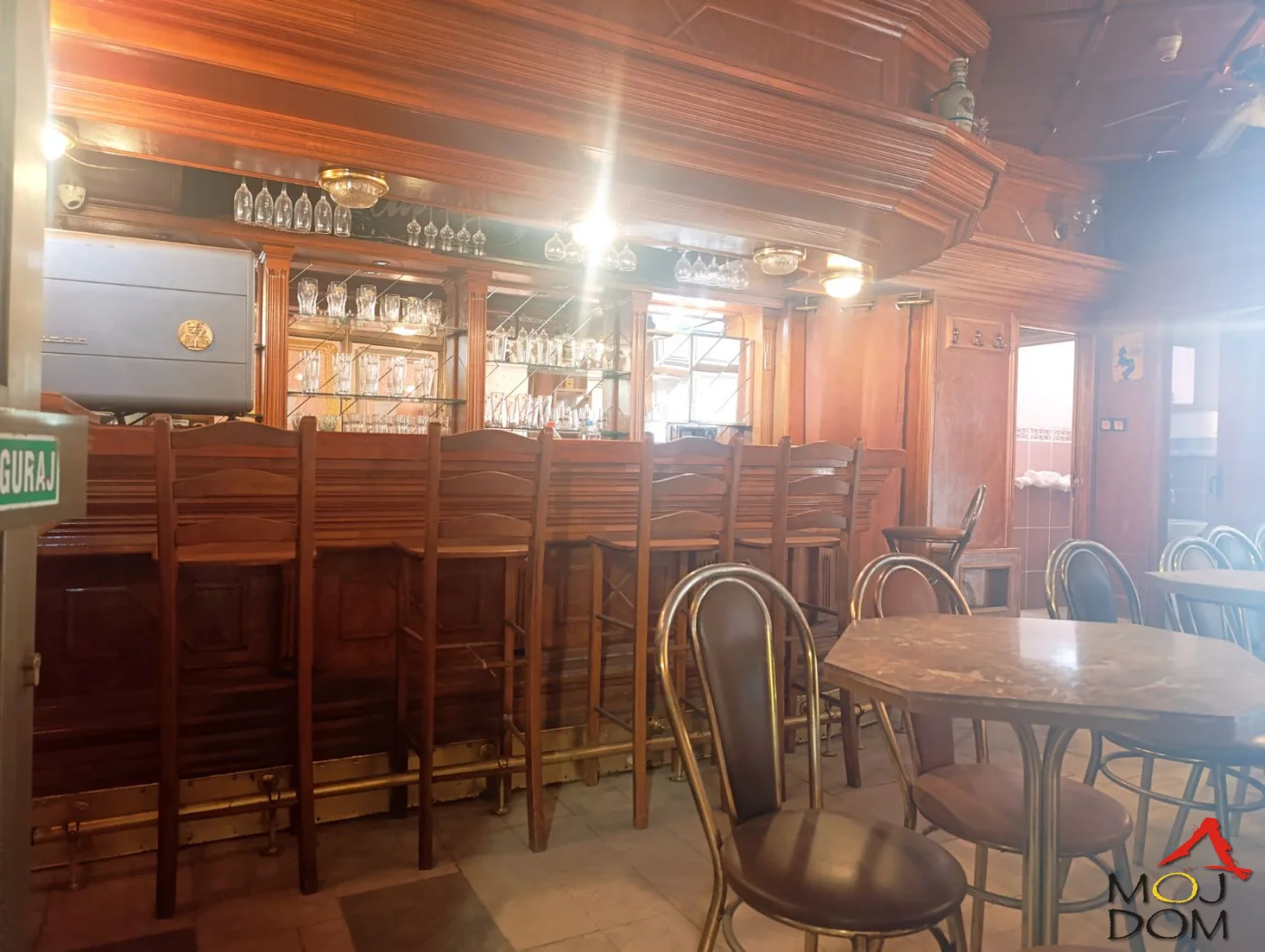 

Samo u našoj ponudi! Na prodaju potpuno opremljen kafić površine 35m², smešten u prizemlju poslovne zgrade na izuzetno frekventnoj lokaciji preko puta crkve na Novom Naselju.

Lokal poseduje dva ulaza – direktan ulaz sa ulice i dodatn