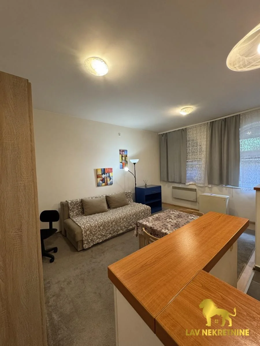 Jevrejska ulica, u pasazu. Useljivo od 1. jula.Kontakt:&nbsp;062 7445 42 (iskljucivo putem poruke poslati link ili agenc