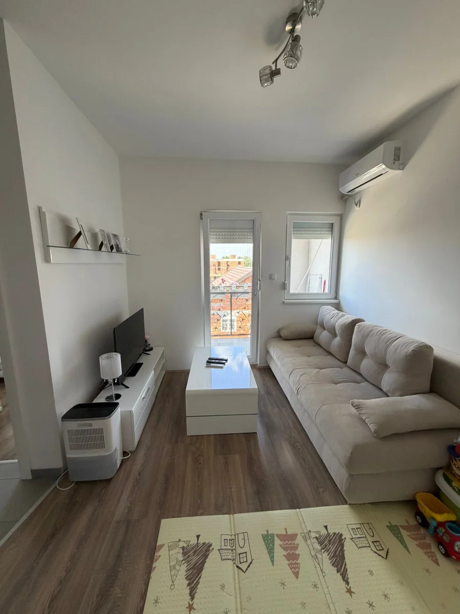 NOVI SAD. ADICE. JEDNOIPOSOBAN STAN.POLUNAMEŠTEN STAN.(Svet nekretnine, Novi Sad, Reg. br. 405)
