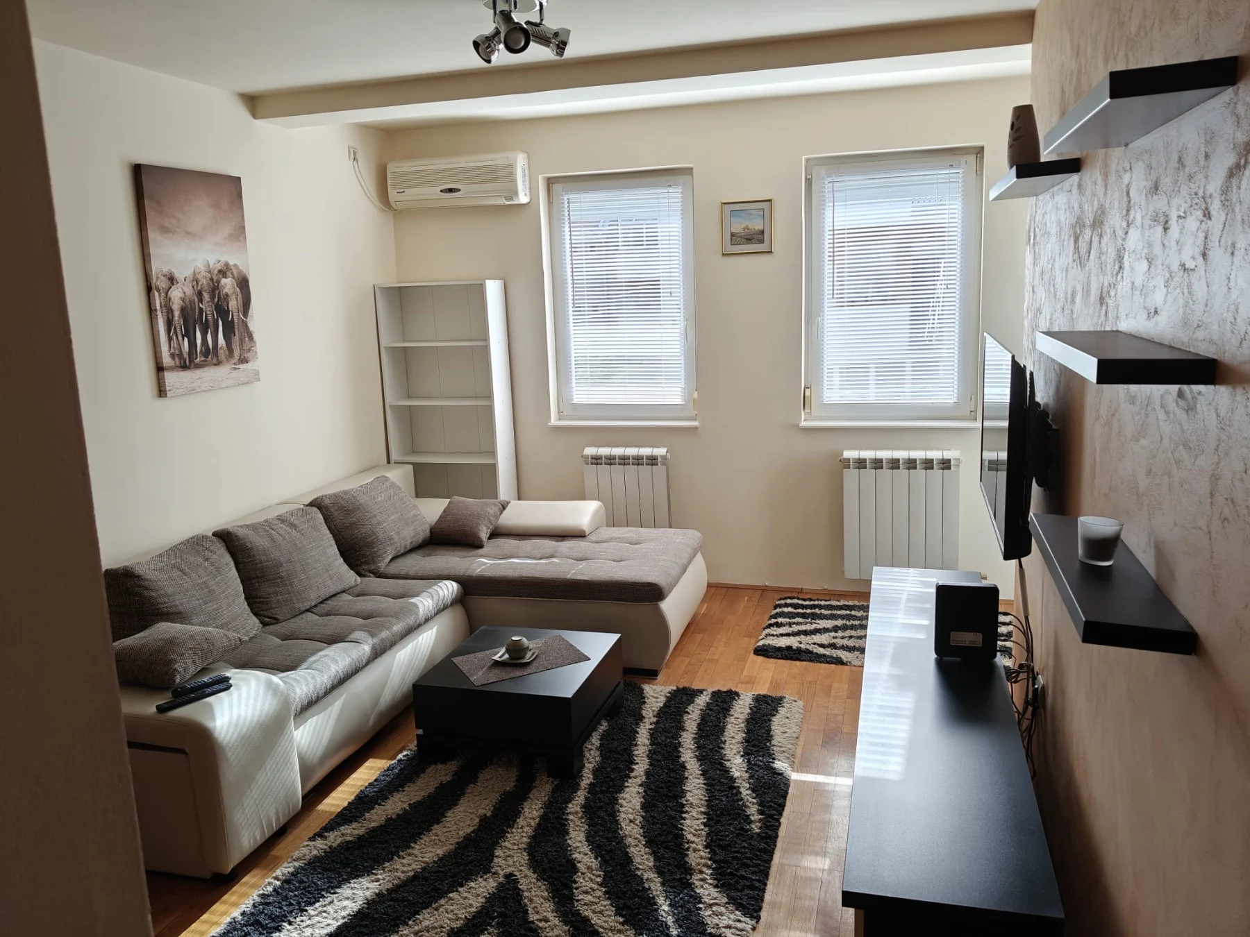NOVI SAD. BULEVAR. DVOIPOSOBAN STAN.(Svet nekretnine, Novi Sad, Reg. br. 405)