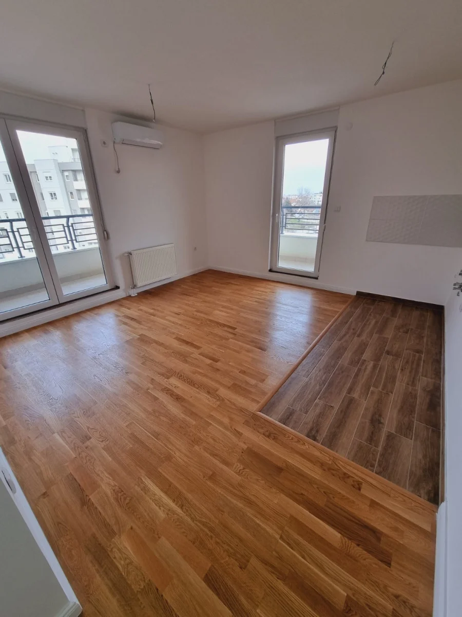 NOVI SAD. BULEVAR PATRIJARHA PAVLA.TROSOBAN STAN.(Svet nekretnine, Novi Sad, Reg. br. 405)