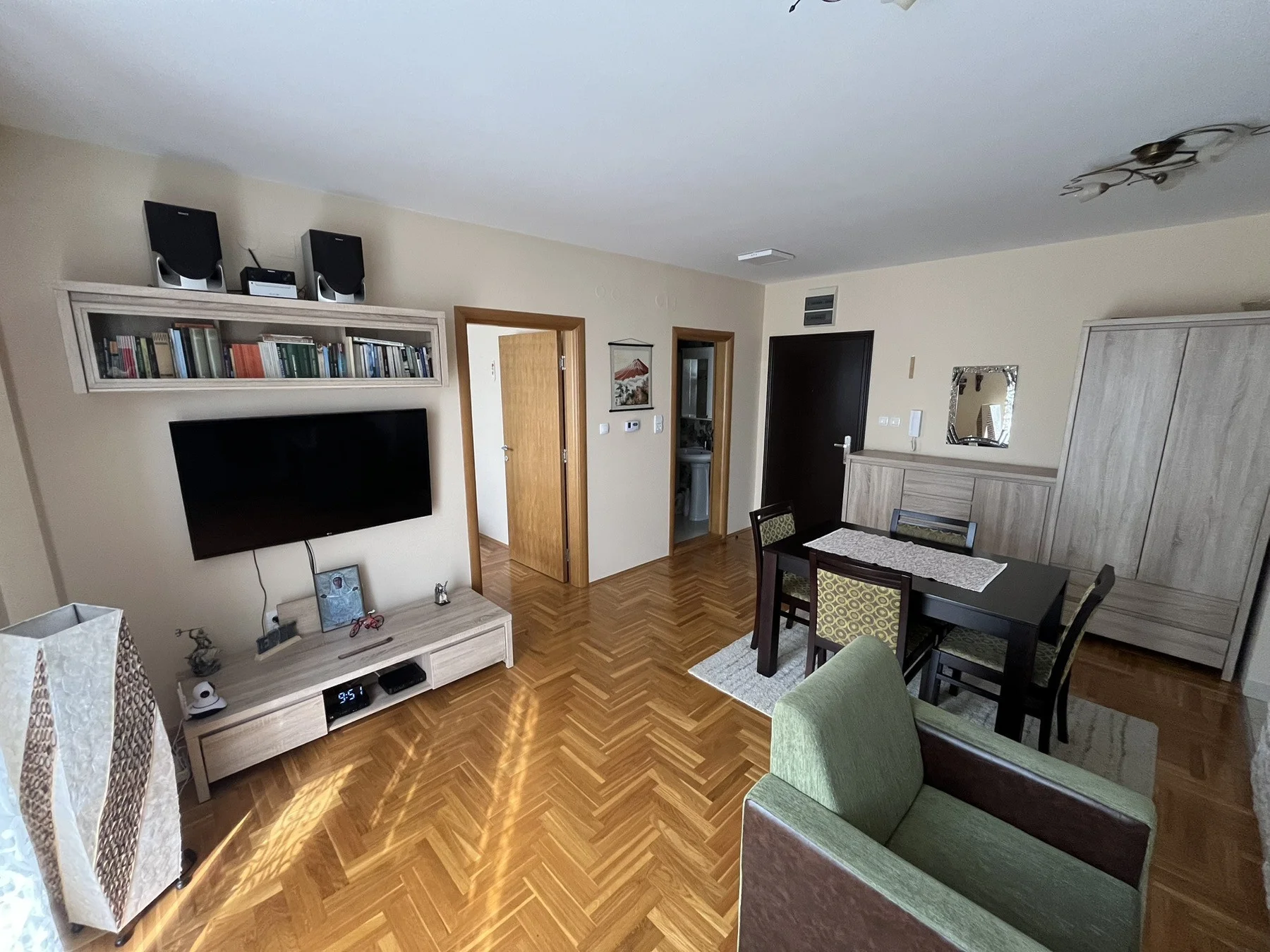 NOVI SAD. PODBARA. JENOIPOSBAN STAN.NAMEŠTEN LEP STAN.(Svet nekretnine, Novi Sad, Reg. br. 405)