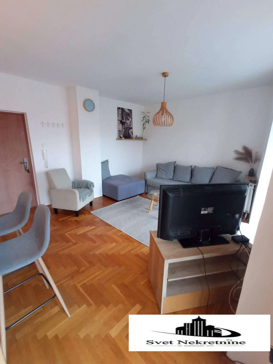 NOVI SAD. SOCIJALNO .GARSONJERA.U cenu je uključeno:&nbsp;Kompletna kuhinja sa šankom, šporetom i frižiderom, novi k