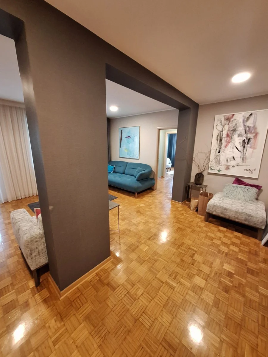 NOVI SAD. CENTAR. TROIPOSOBAN STAN.MOGUĆNOST KUPOVINE GARAŽNOG MESTA(Svet nekretnine, Novi Sad, Reg. br. 405)