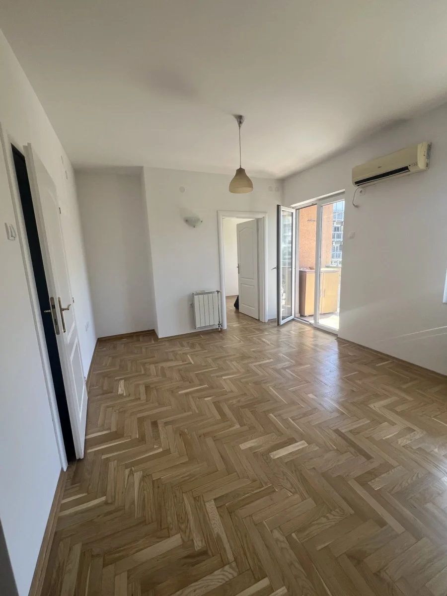 Novi Sad, Novi Bulevar, izuzetno svetao, lep, očuvan i renoviran, dvosoban stan od 43m2 na drugom spratu u zgradi kvali