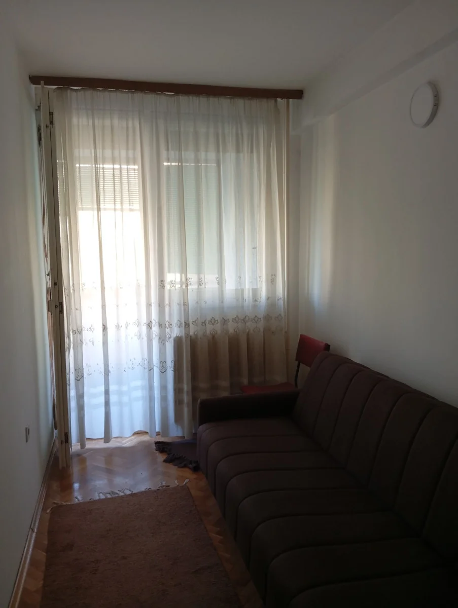 <p>Novi Sad-ugao Kralja Petra I i Bulevara Oslobodjenja</p><p>Stan od 70 kvadrata koji je na drugom spratu u zgradi&nbsp