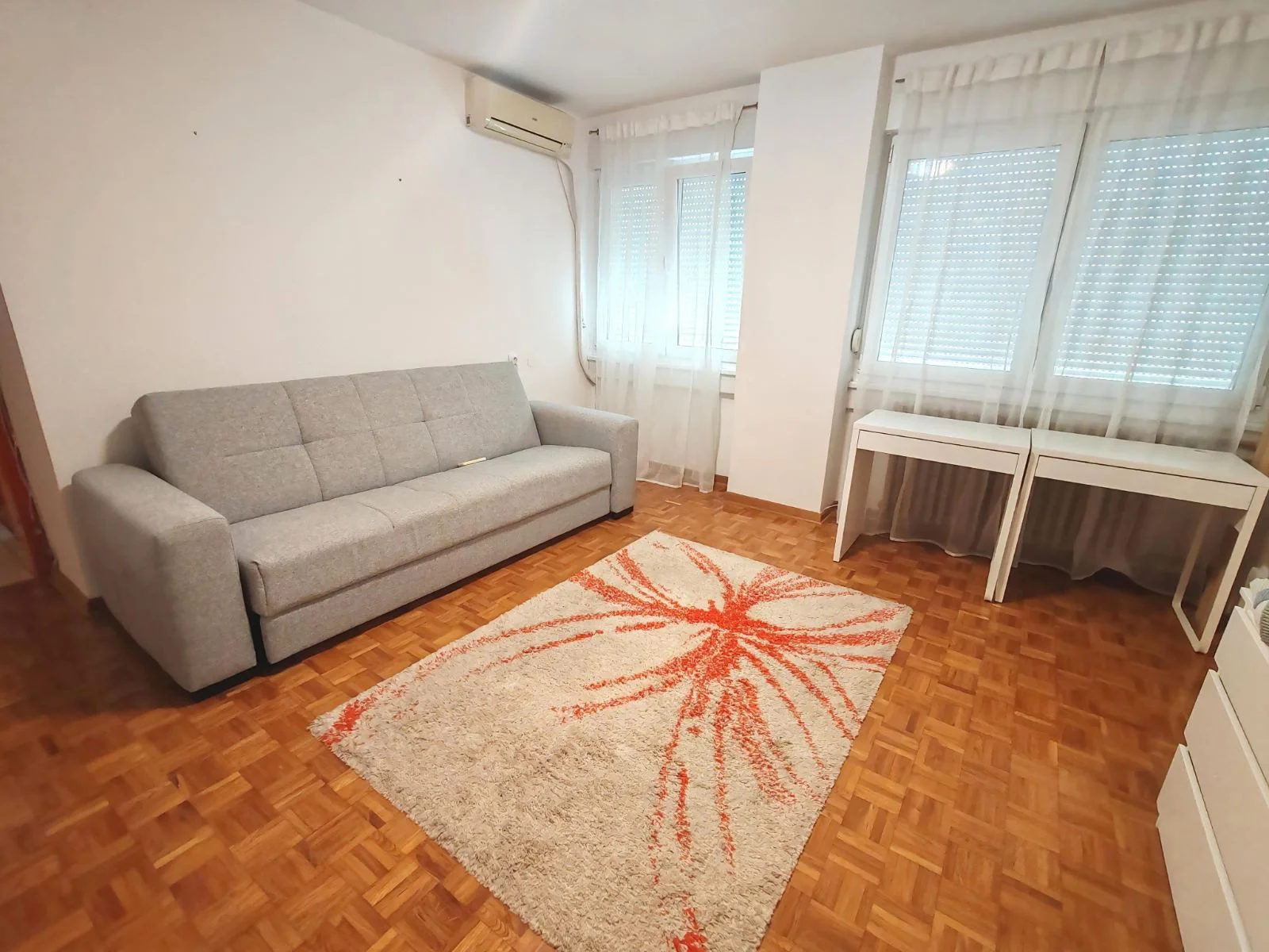 Liman 3, u blizini Limanskog parka, Štranda i Dunava, Limanske pijace i naravno fakulteta. Prodaje se 1.5 stan od 48m2 