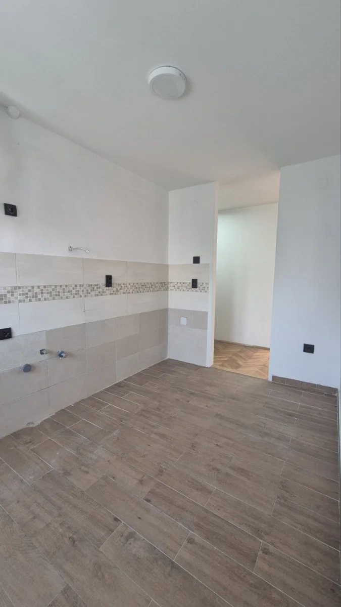 <p>Novi Sad-Adamovicevo Naselje</p><p>Kompletno luksuzno renoviran uknjizen stan&nbsp; na&nbsp; jednoj od najtrazenijih 