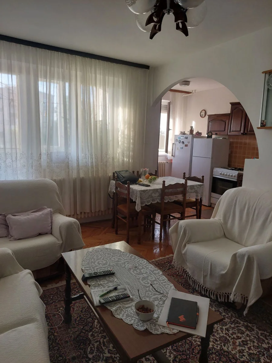 <p>Novi Sad, Bulevar. Odličan porodični stan 52 m2+terasa, sa dnevnim boravkom, komotnom spavaćom sobom, kuhinjom i t