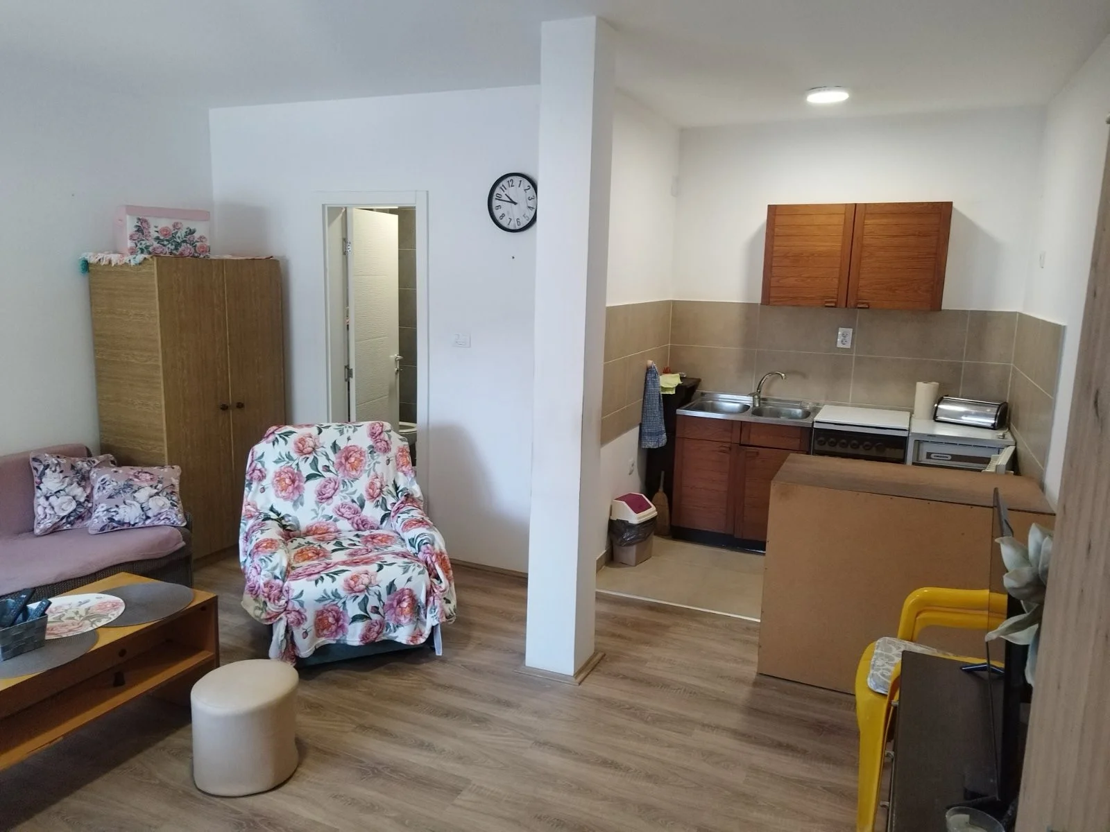 <p>Adice-novo-kompletno opremljena i ODMAH useljiva garsonjera od 27m2,uknjižena kao garaža na prodaju.</p><p>Stan je 