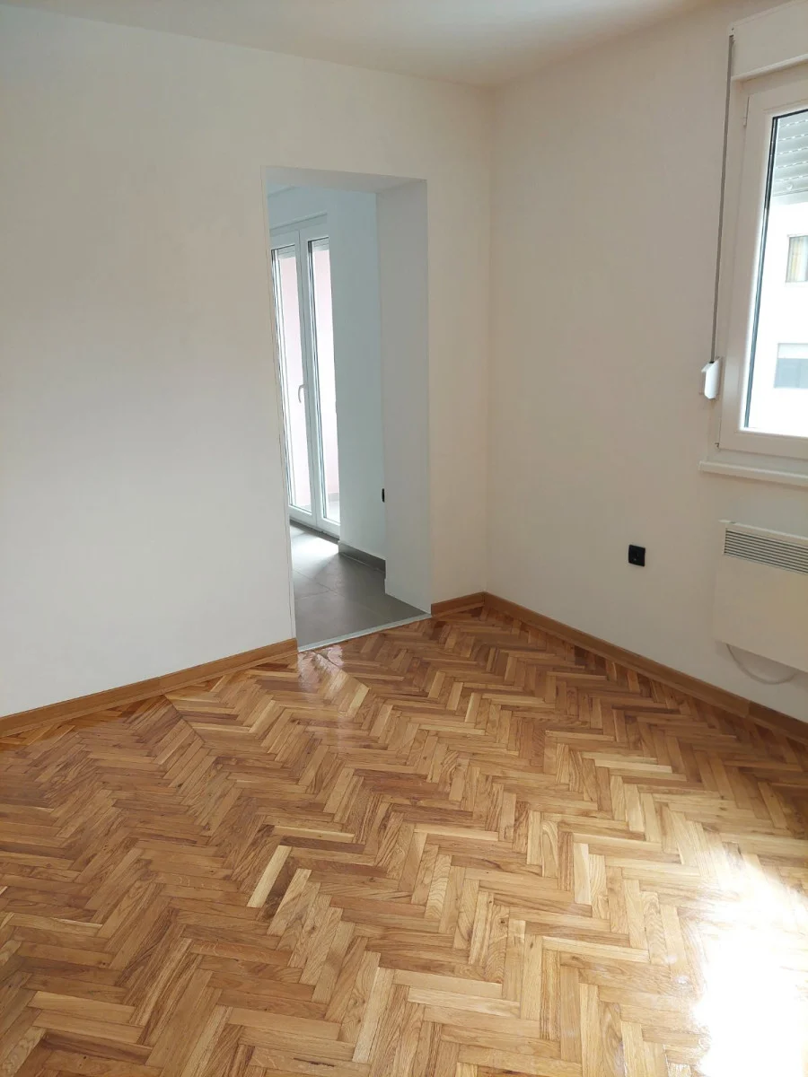 Novi Sad, Adamovićevo naselje, potpuno renoviran stan 55m2, na II spratu u mirnoj ulici, a na korak od glavnih saobrać