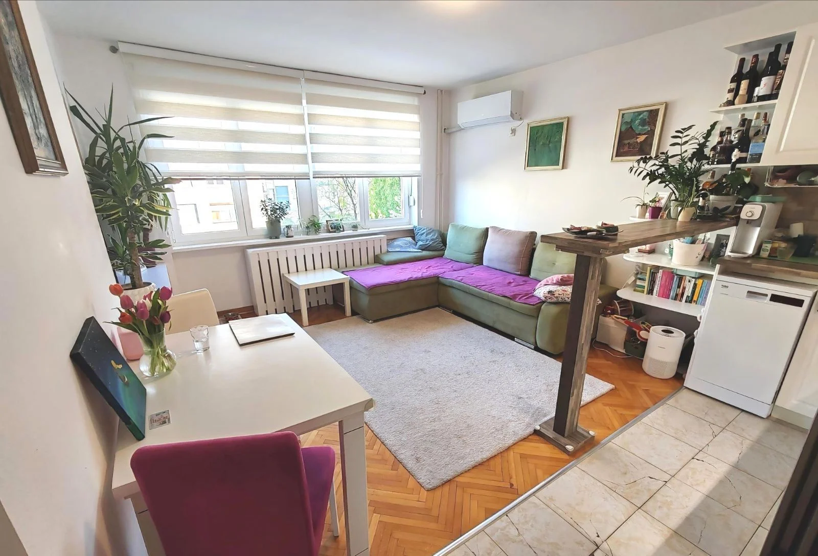 Grbavica - Top lokacija. Prodaje se izuzetno lep i funkcionaln manji 2.5 stan od 55m2. Sjajan raspored, gde su sve prost