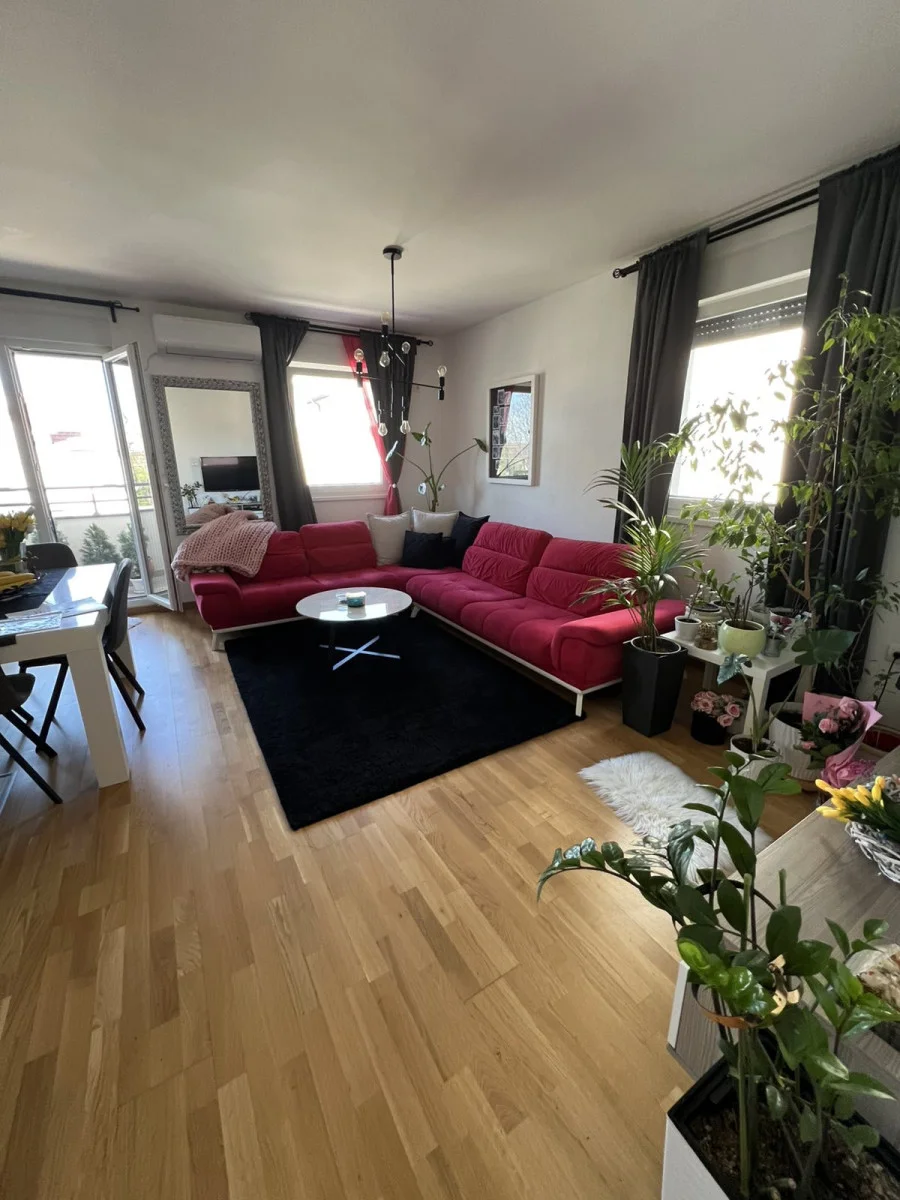 Novi Sad, Adice, troiposoban, svetao, moderno opremljen i veoma funkcionalan stan, površine 72m2, spreman je za nove vl