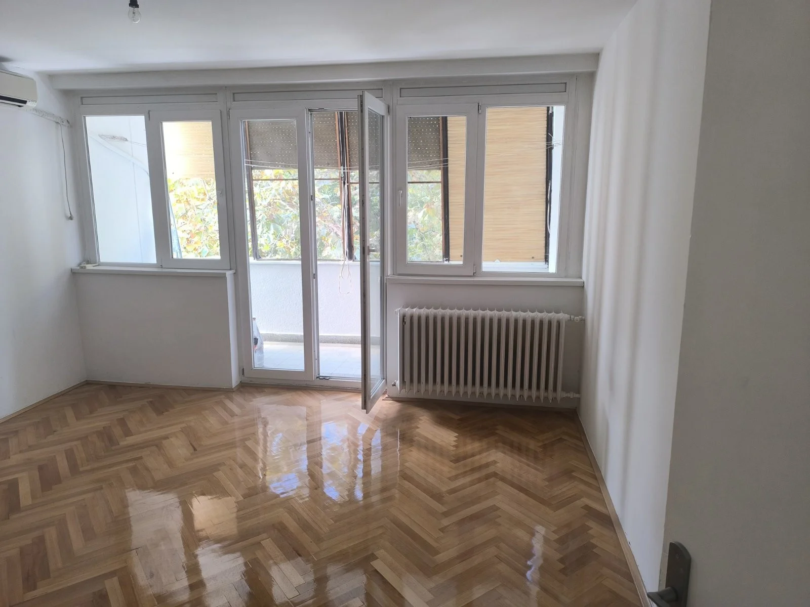 Novi Sad,Železnička Stanica ,komforan dvosoban stan ,delimično renoviran.Dvostrano orijentisan.Useljiv po isplati. (B