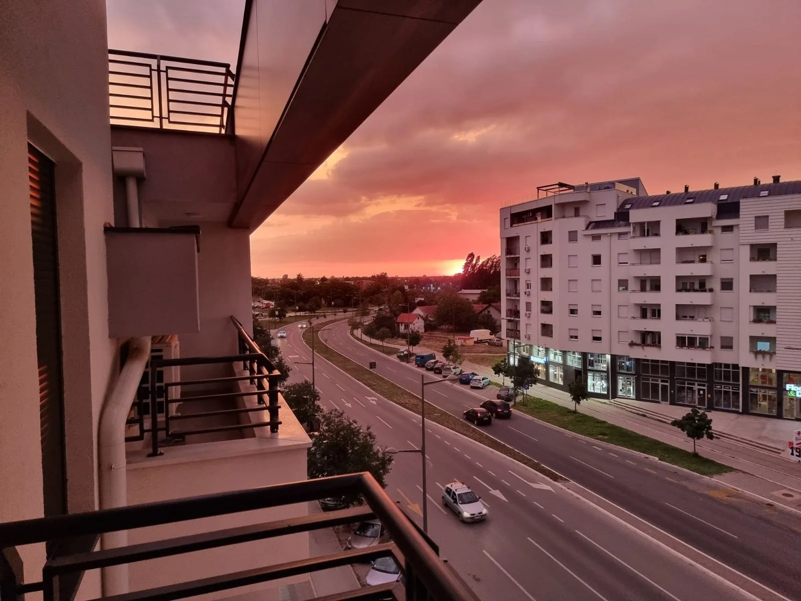 <p>Novi Sad-Bulevar Patrijarha Pavla,&nbsp;</p><p>Odlican trosoban stan od 63 kvadrata u zgradi novije gradnje,2022 god.