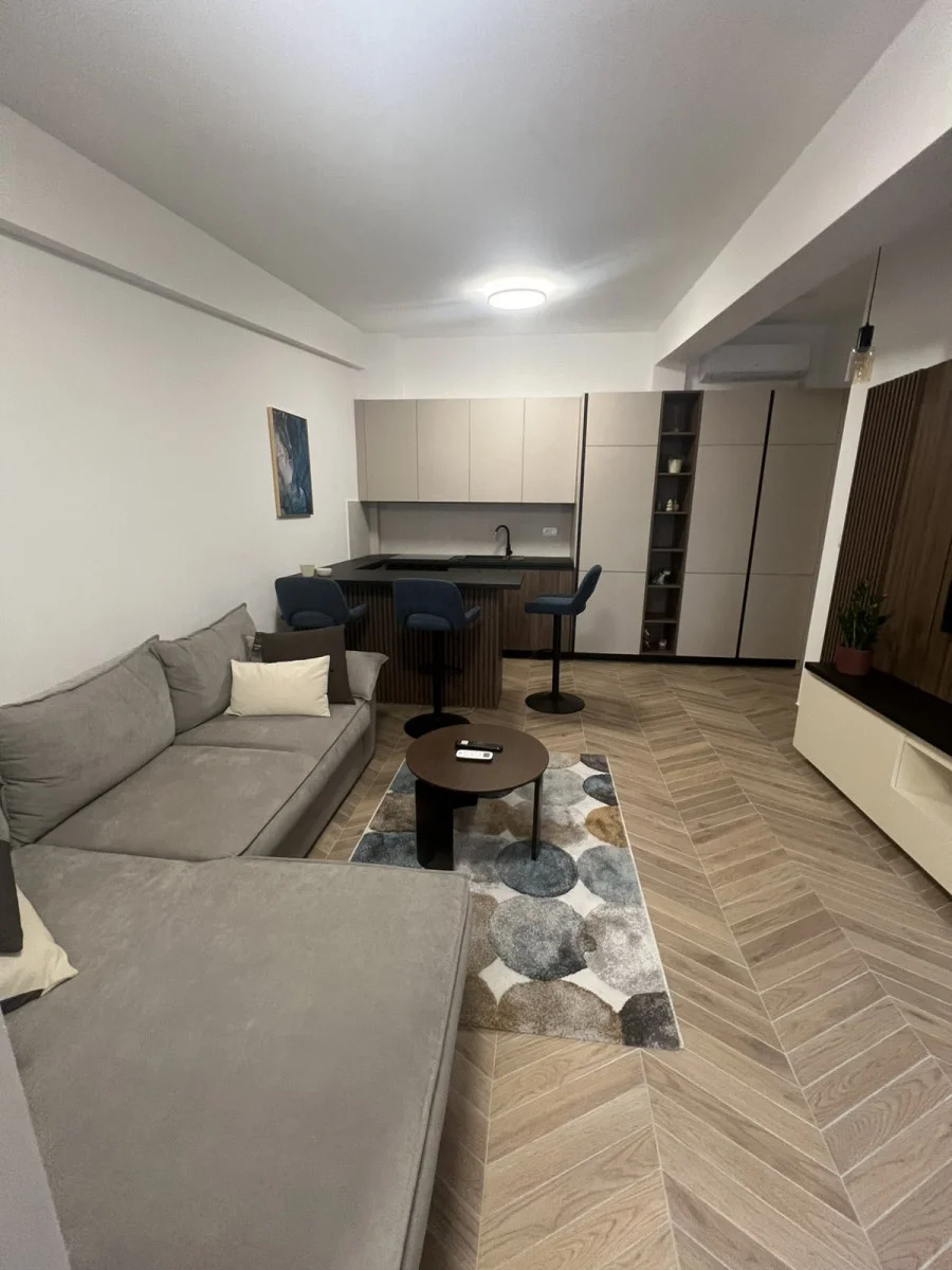 Novi Sad, Železnička stanica, Potpuno renoviran, moderno opremljen i useljiv odmah po isplati, jednoiposoban stan od 4