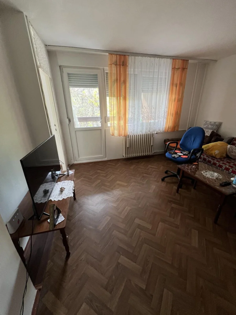 Novi Sad, Novo Naselje, Bistrica, Komforan trosoban stan od 69m2, u zgradi bez lifta, na trećem spratu. Stan pun svetlo