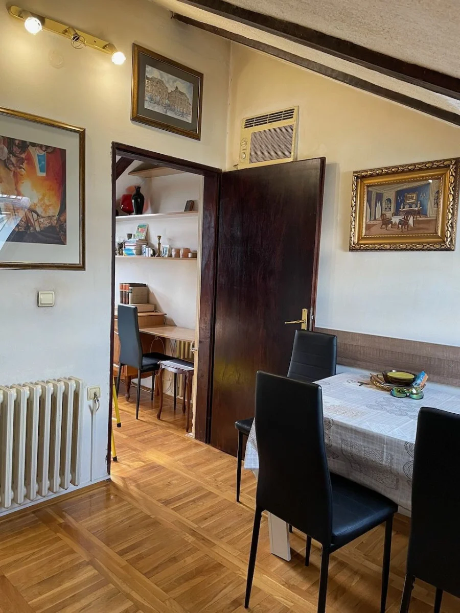 Novi Sad, Sajam ,šarmantni mali stan u potkrovlju, ima čak odvojenu sobu za spavanje, prozori menjani pre par godina, 