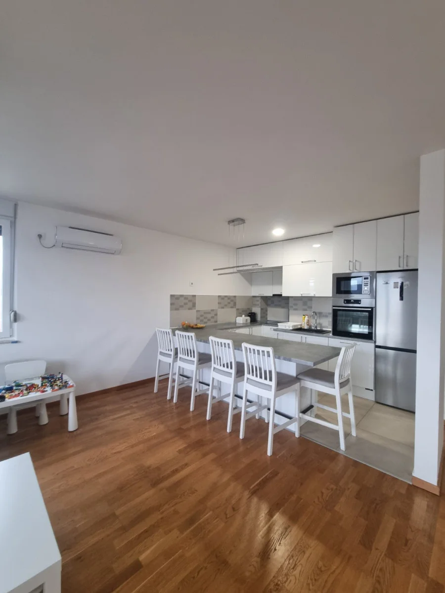 Novi Sad, Bulevar Patrijarha Pavla, Odličan, prostran, dvostrano orjentisan trosoban stan 82m2 na IV spratu u novoj zgr