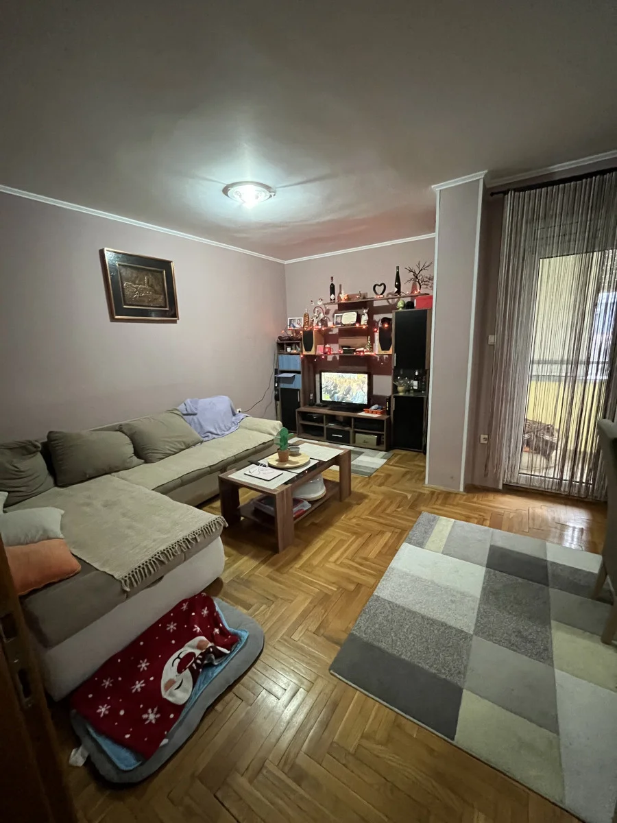 &nbsp;Lukijana Mušickog,na par minuta od pešačke zone centra grada ,u blizini škole,obdaništa,doma zdravlja ogla