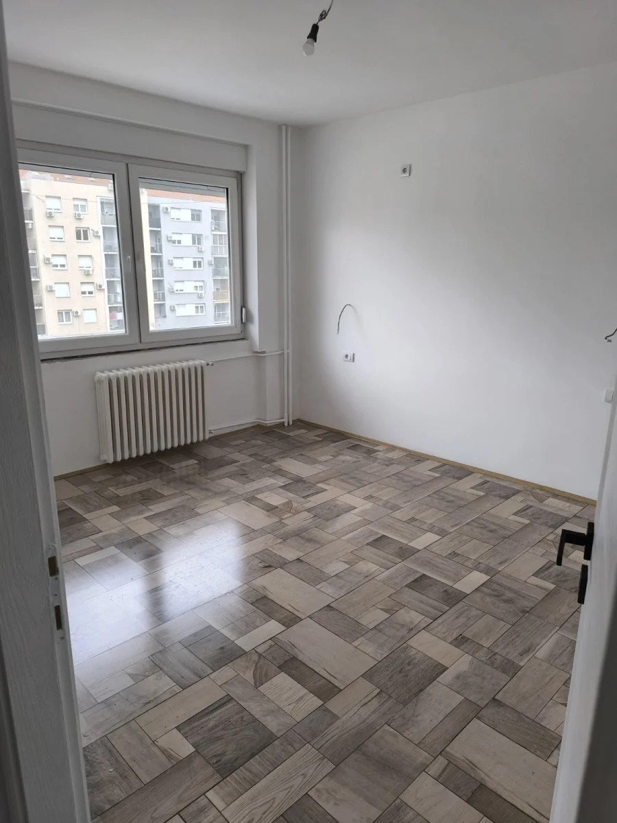 <p>Oglašavamo na prodaju,prazan i uknjišen dvoiposoban stan od 52m2+12m2 terase.</p><p>Stan je kompletno renoviran,od 