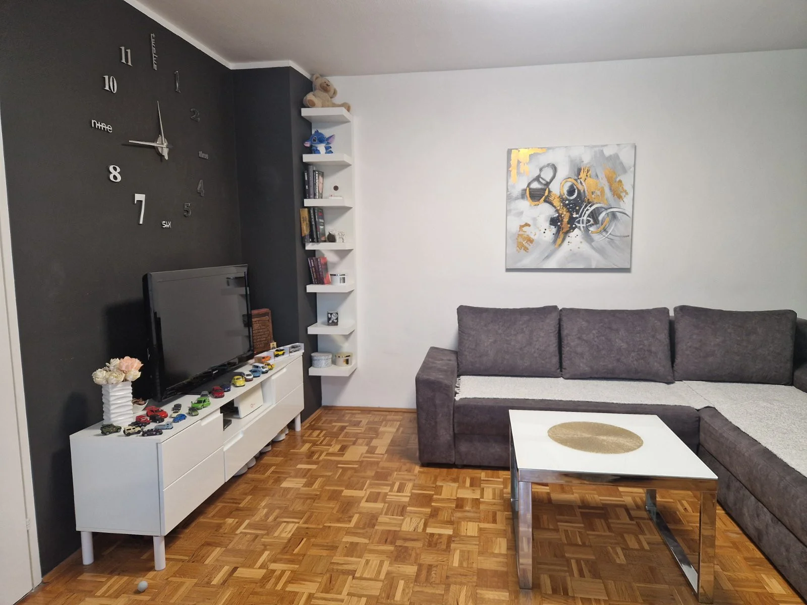 <p>Novi Sad, Novo naselje, uređen dvosoban stan 55m2, sa prostranim dnevnim boravkom i trpezarijom, spavaćom sobom, ku