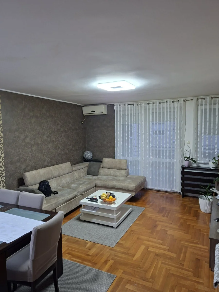 Novi Sad, Podbara, trosoban stan površine 77 kvadrata, smešten na prvom spratu stambene zgrade, u mirnom delu grada, n