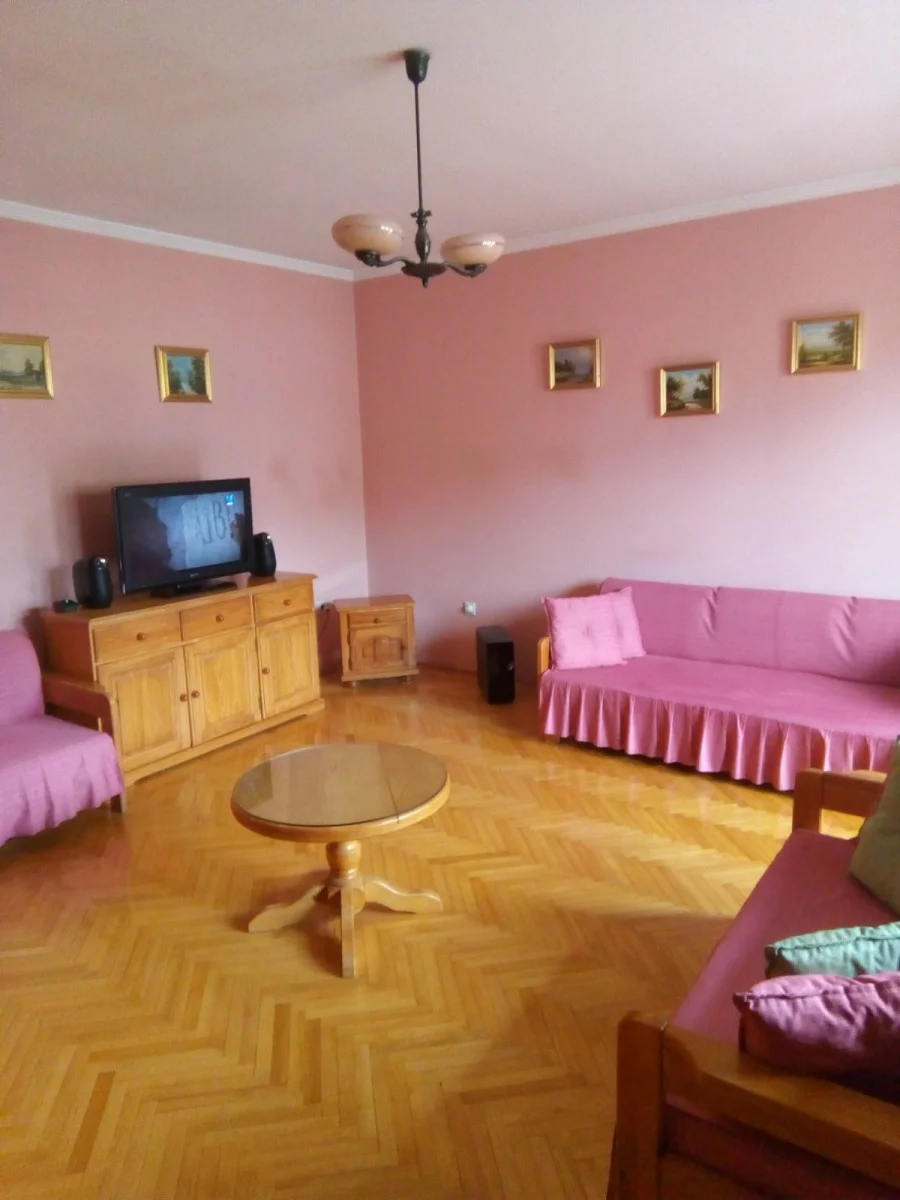 Novi Sad, Kej, u zgradi staroj 20-ak godina prodaje se komforan porodičan troiposoban stan od 95 m² . Odličan rasp