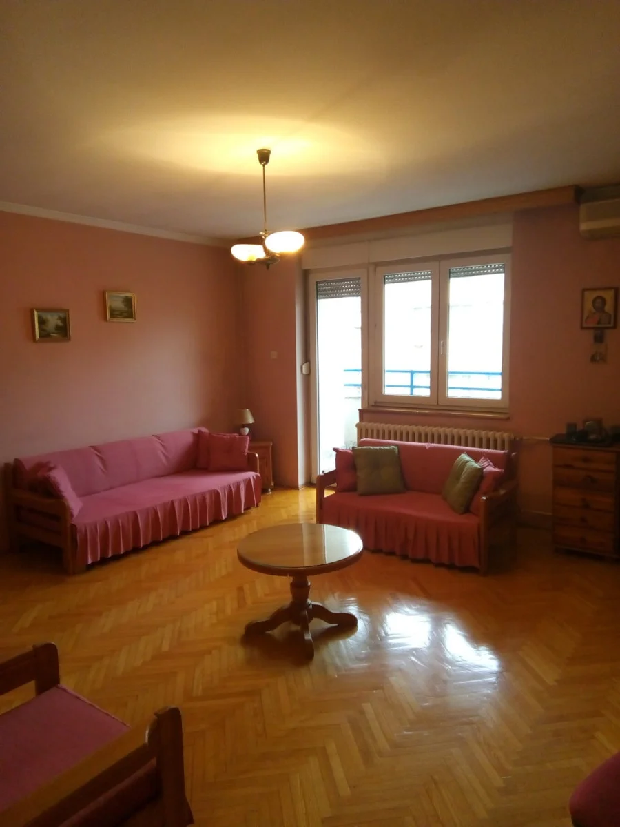 Novi Sad, Kej, u zgradi staroj 20-ak godina prodaje se komforan porodičan troiposoban stan od 95 m² . Odličan rasp