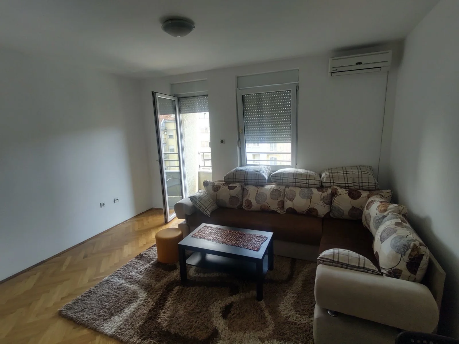 Novi Sad -Nova Detelinara u Hadži Ruvimovoj ulici, idealna lokacija kako za život tako i za izdavanje. Stan ima 30 kva
