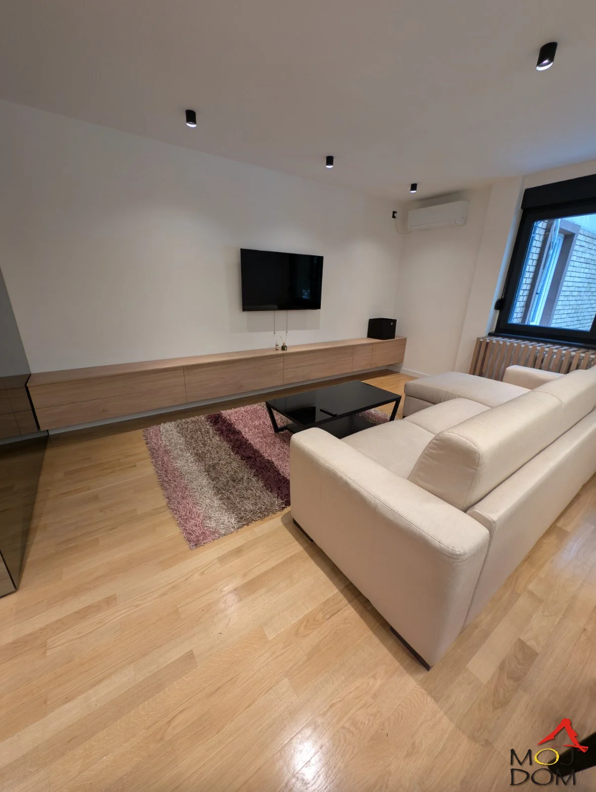 Za izdavanje kompletno renoviran i moderno opremljen trosoban stan od 67m² na odličnoj lokaciji u Novom Sadu, na Banatiću, u neposrednoj blizini Sajma.

Stan je uređen tako da pruži maksimalnu udobnost u svakodnevnom životu. Prostor je odlično
