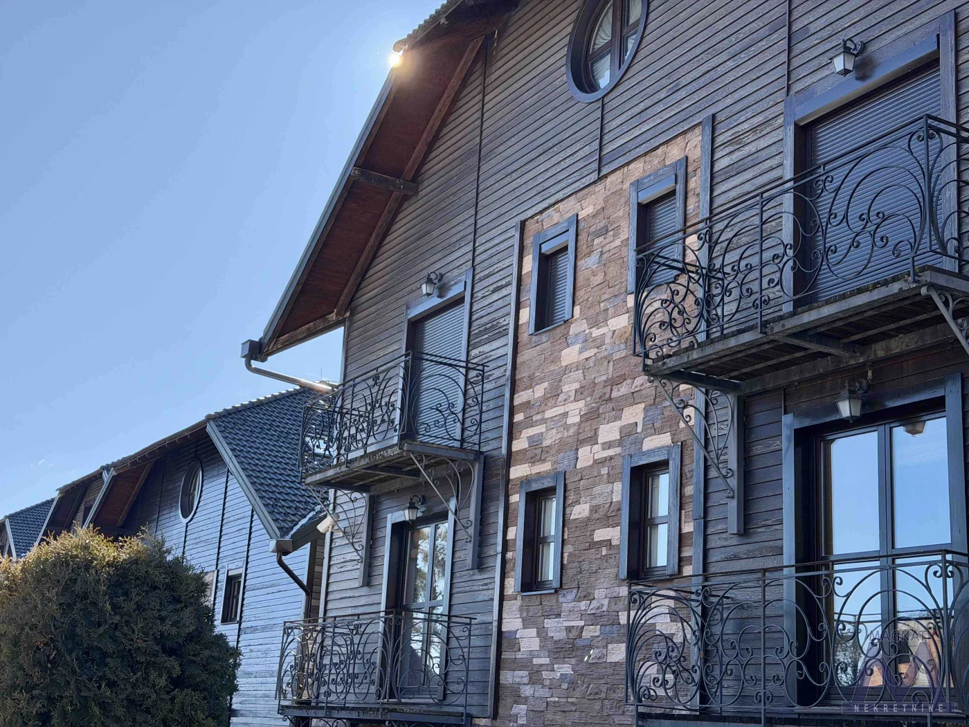 Zlatibor, GREENHILL KOMPLEKS. PRODAJE SE KOMPLETNO OPREMLJEN ČETVOROSOBAN DUPLEX STAN 103m2 + 25m2 DVORIŠTA. U pitanju je zatvoren kompleks vila u vrlo uređenom kraju BEZ DALJEG ZIDANJA I RADOVA, na 5 minuta od centra Zlatibora. Neposredna blizina
