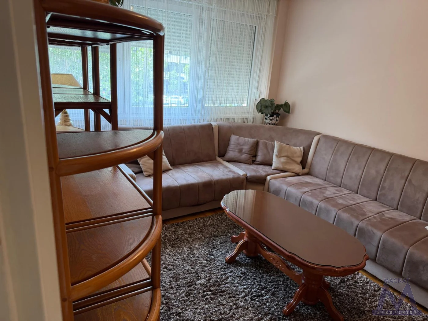 Novi Sad - Bulevar oslobođenja, prodaje se jednoiposoban stan od 49m2, odmah useljiv, uknjižen.

Stan se sastoji od dnevne sobe, trpezarije kuhinje, spavaće sobe, kupatila, wc - a, terase i zastakljene lođe. 

Prodaje se kompletno namešten, nala