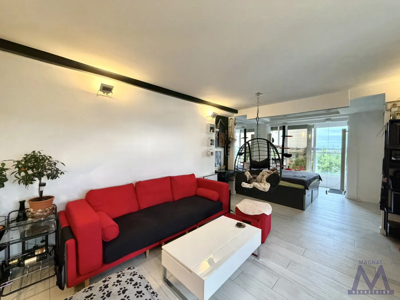 Novi Sad, Liman 1. POSEBNA NEKRETNINA ZA POSEBNE KUPCE - RETKOST NA TRŽIŠTU! Renoviran i namešten, izvorno dvosoban stan od 51m2 adaptiran je u OPEN SPACE prostor sa dosta svetla i zastakljenih površina. Ovo je fenomenalna nekretnina za izdavanje