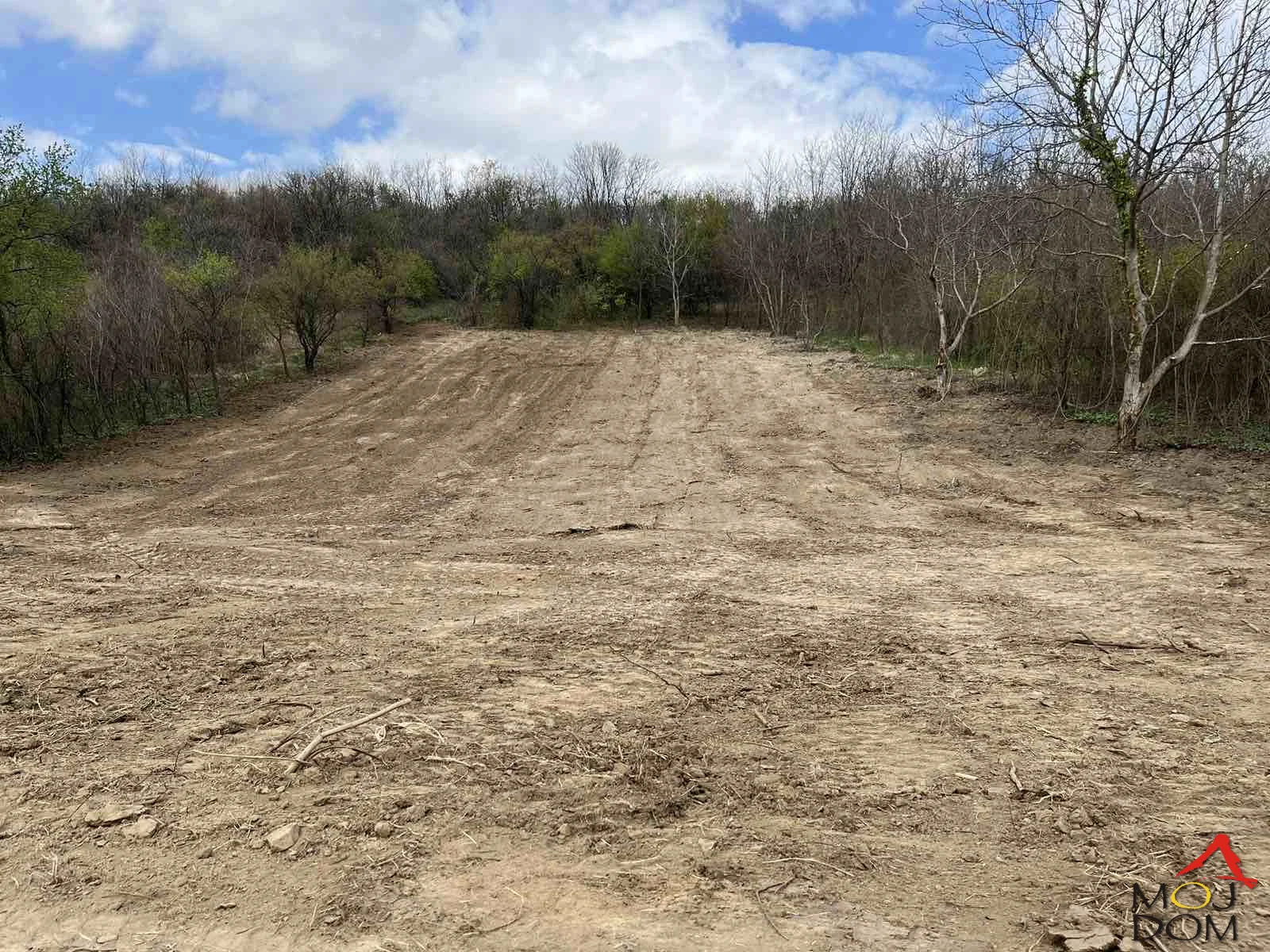 Otkrijte skriveni dragulj za beg iz gužve grada - prostrani plac idealan za izgradnju porodičnog doma, smešten na mirnom potezu Salaksije u Rakovcu, samo 15 minuta vožnje od Novog Sada. Sa površinom od 1000m2, veći deo je već raskrčen, dok je