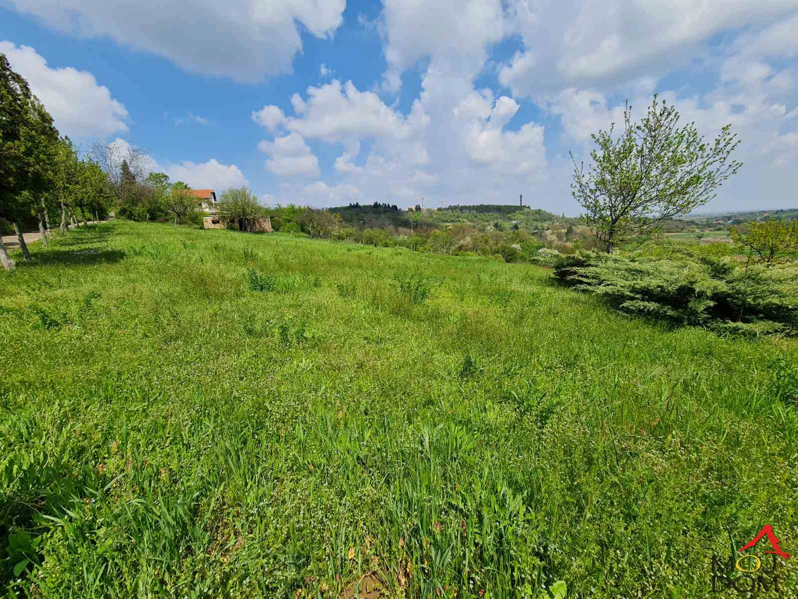 Nudimo vam prelep prostran plac na Samom početku Čardaka sa otvorenim pogledom ka Alibegovcu i Petrovaradinu.
Plac se sastoji iz dve parcele po 1000m2 oivičena sa dva prilazna puta i sa blagim nagibom.
Ovo je idealan prostor za izgradnju vašeg bu
