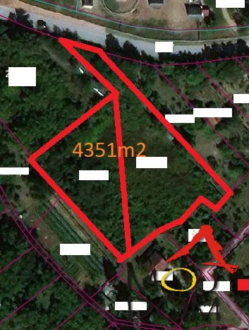 Moj Dom Nekretnine vam nudi  plac u gradjevinskoj zoni na Banstolu. Sam plac je kvadratnog oblika, blizu raskrsnice za Čortanovce, širine približno 50m2 i sastoji se iz dve parcele. Gas i struja su blizini. Svaka od parcela je po 2176m2 što pruž