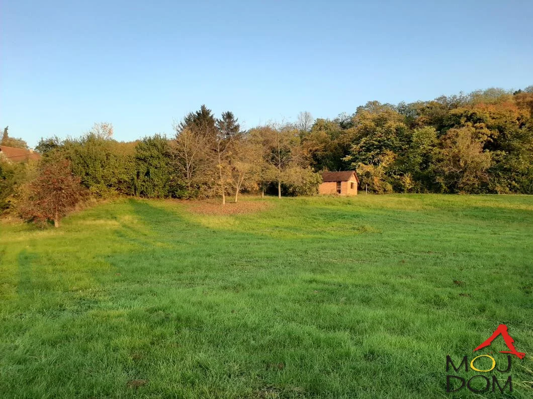 Fenomenalan plac na Ribnjaku sa prelepim pogledom na Štrand.
Ništa ne zaklanja pogled.
Plac za ljude sa vizijom i sposobnošću da stvore nešto izvanredno na najboljoj lokaciji u radu.
Na placu se nalazi legalan objekat koji se može proširiti uz