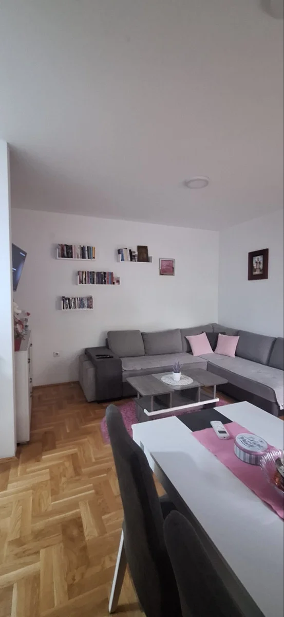 NOVI SAD. NOVA DETELINARA. DVOIPOSOBAN STAN. KOMPLETNO NAMEŠTEN.POGODAN ZA PORODICU(Svet nekretnine, Novi Sad, Reg. br.