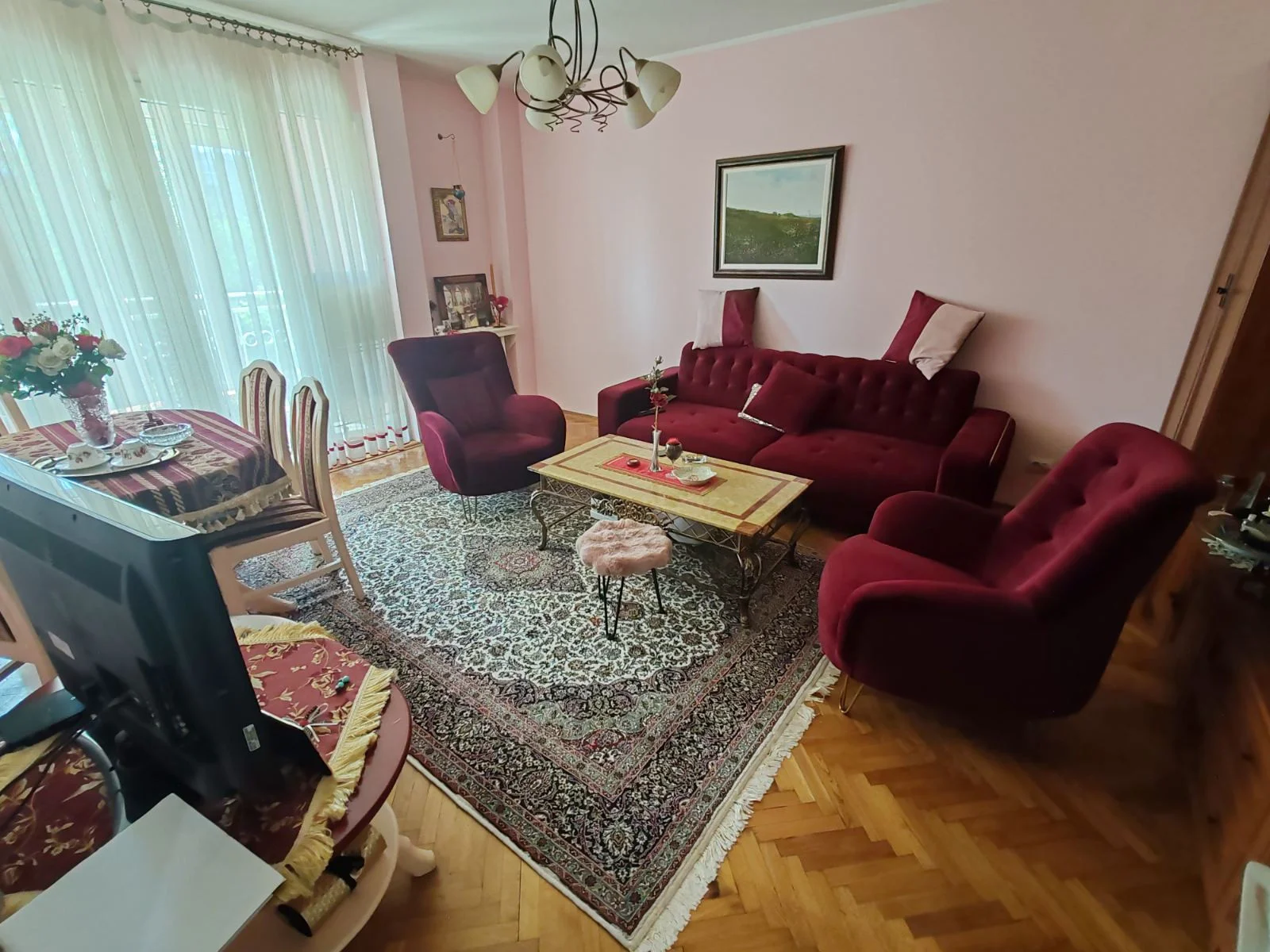 Novi Sad,Kej na prelepoj lokaciji, odličan komforan stan, adaptiran u troiposoban, renoviran pre par godina,zamenjena P
