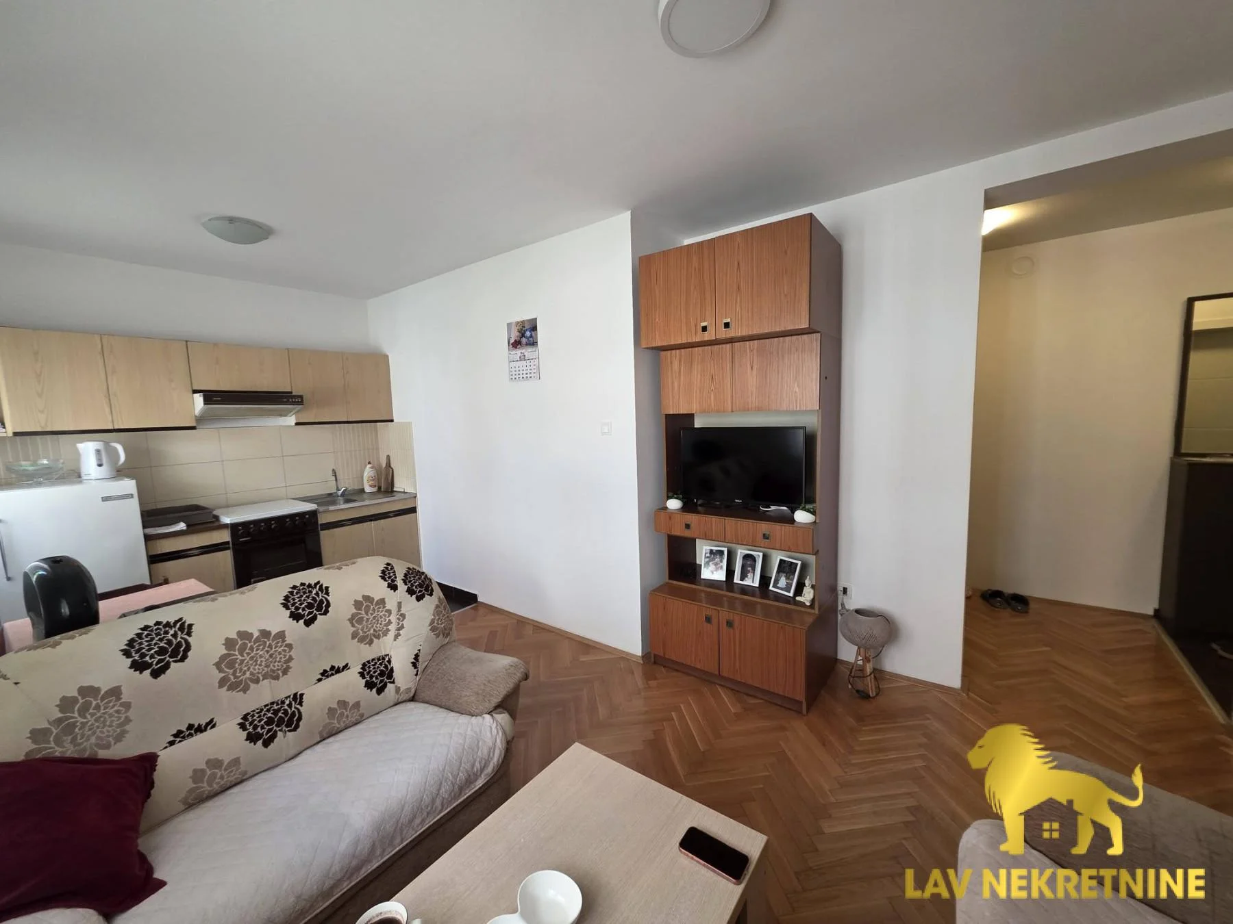 Ugao sa Puskinovom. Manji kucni ljubimci dozvoljeni.&nbsp;Kontakt:&nbsp;062 7445 42 (iskljucivo putem poruke poslati lin