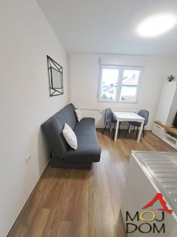 Na prodaju je funkcionalna garsonjera od 16 m² koja se nalazi na prvom spratu stambene zgrade bez lifta, na izuzetno praktičnoj lokaciji u blizini železničke stanice. Stan je idealan za studente, samce, mlade parove, kao i za investiciju zbog vel