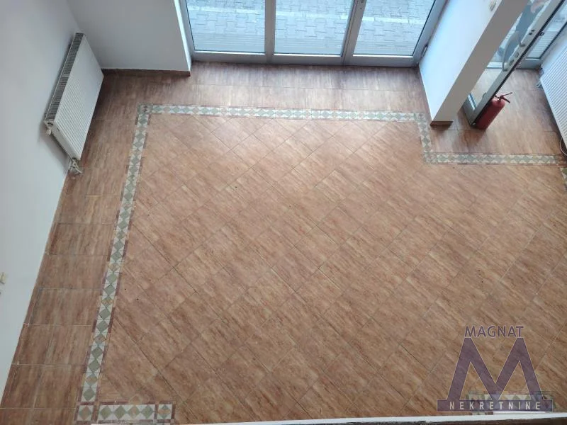 Novi Sad, Grbavica u neposrednoj blizini Bulevara oslobođenja, nedaleko od Futoške pijace izdaje se ulični lokal od 90m2 (60m2 prizemlje i 30m2 galerija)
Ima stakleni portal sa ulične strane. CG, klima.
Dva sanitarna čvora, jedan u prizemlju, dr