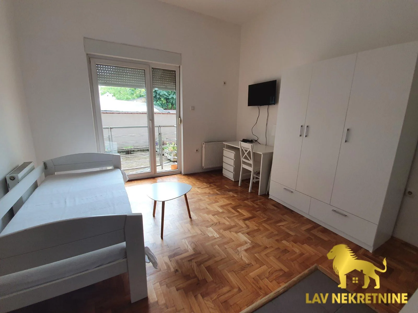 Visoko prizemlje. Orijentisan dvorisno bez buke.Kontakt:&nbsp;062 7445 42&nbsp;Lav 2020 nekretnine. Agencijska provizija