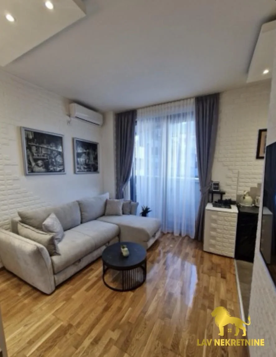 ***PUPINOVA PALATA****LUX GARSONJERA, POTPUNO OPEMLJENA, PRELEPO NAMEŠTENA. PRELEPA KOMFORNA TERASA SA POGLEDOM NA GRAD